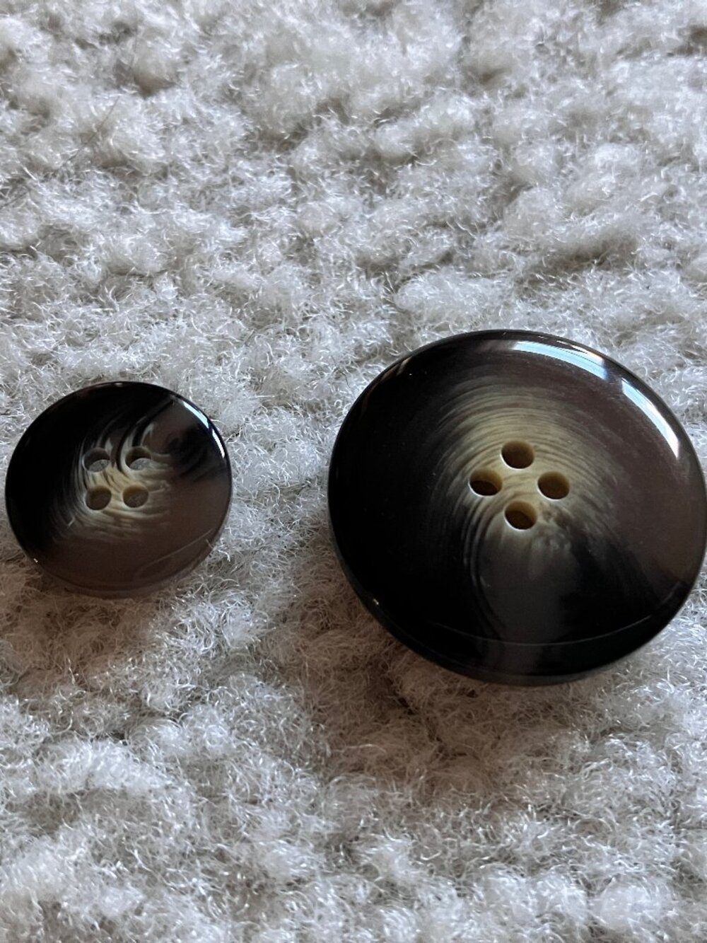 Set of 20 round faux-horn plastic concave bowl buttons - Picture 4 of 7